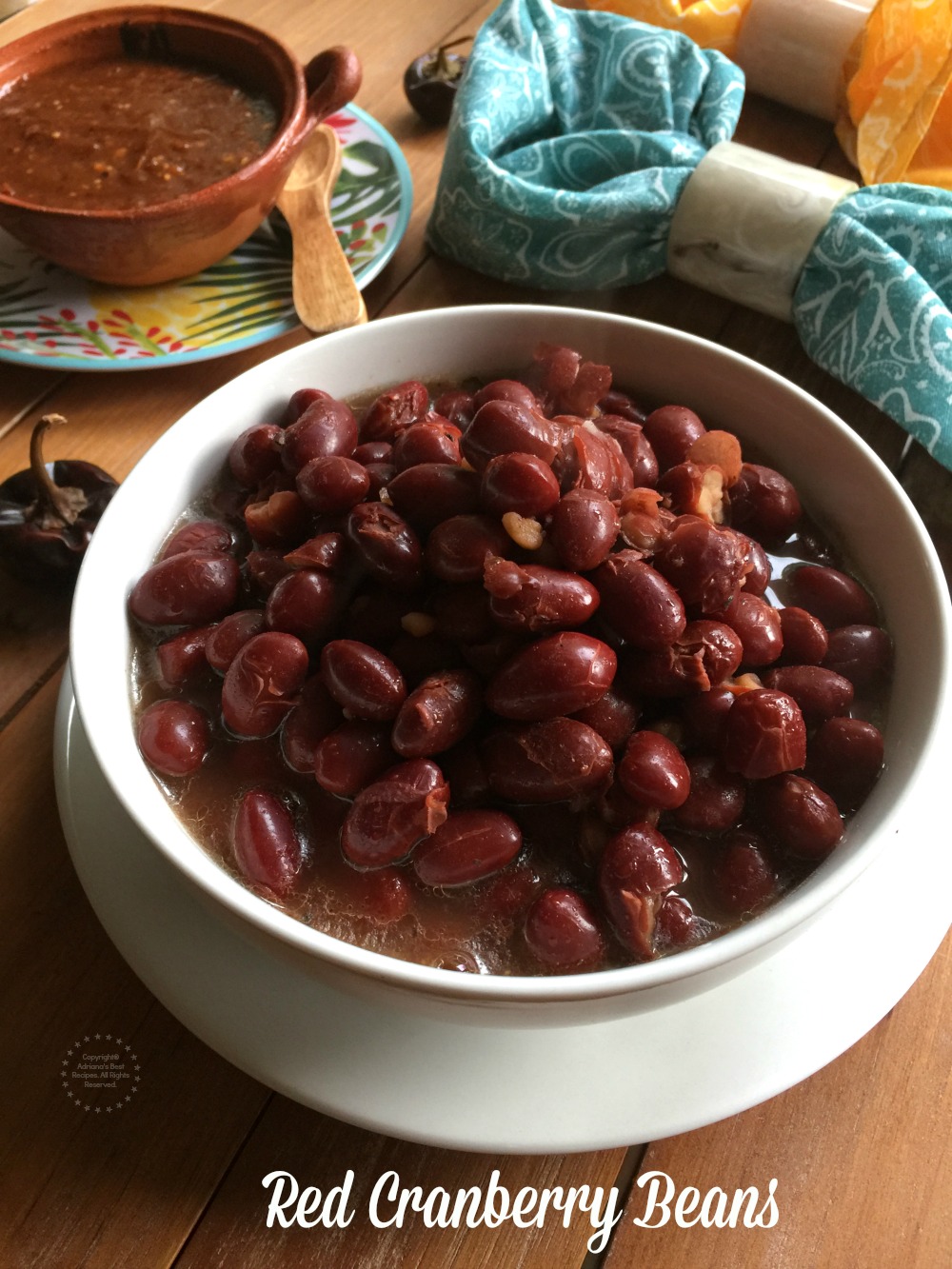 Frijoles cargamanto preparados al estilo mexicano en olla de presión y condimentados con cebolla, ajo, agua, orégano, comino y sal