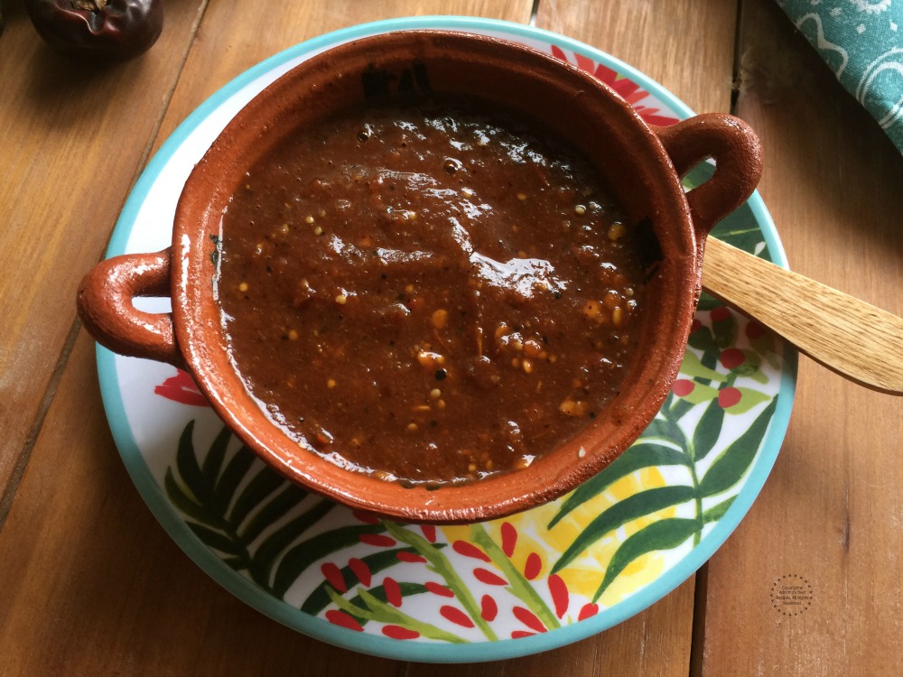 Salsas picantes como esta salsa taquera de chile cascabel no pueden faltar en la mesa