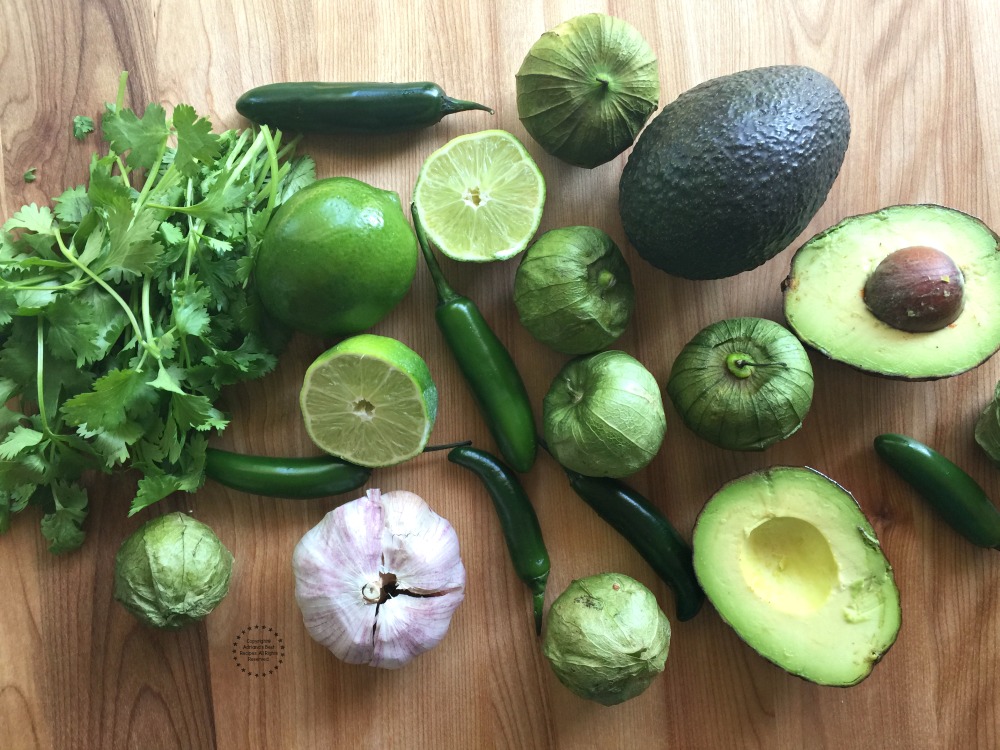 Ingredientes para la Salsa Verde de Aguacate