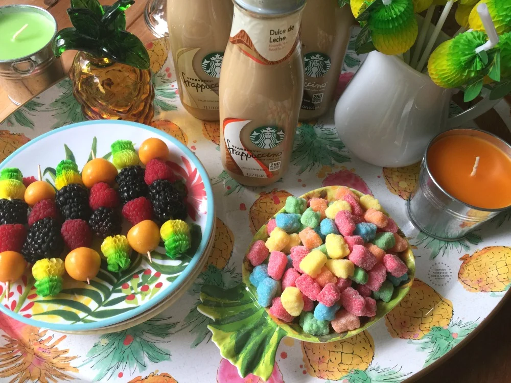 Organizing a tropical indoor picnic is simple Organizing a tropical indoor picnic is simple