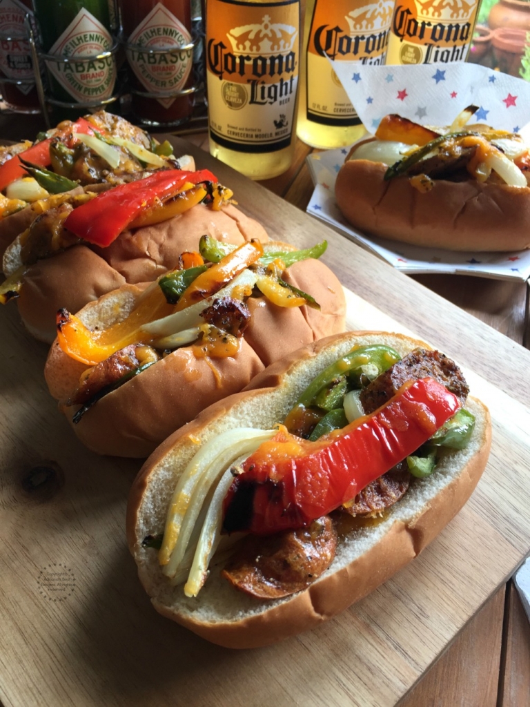 Una bandeja de hot dogs listos para comer