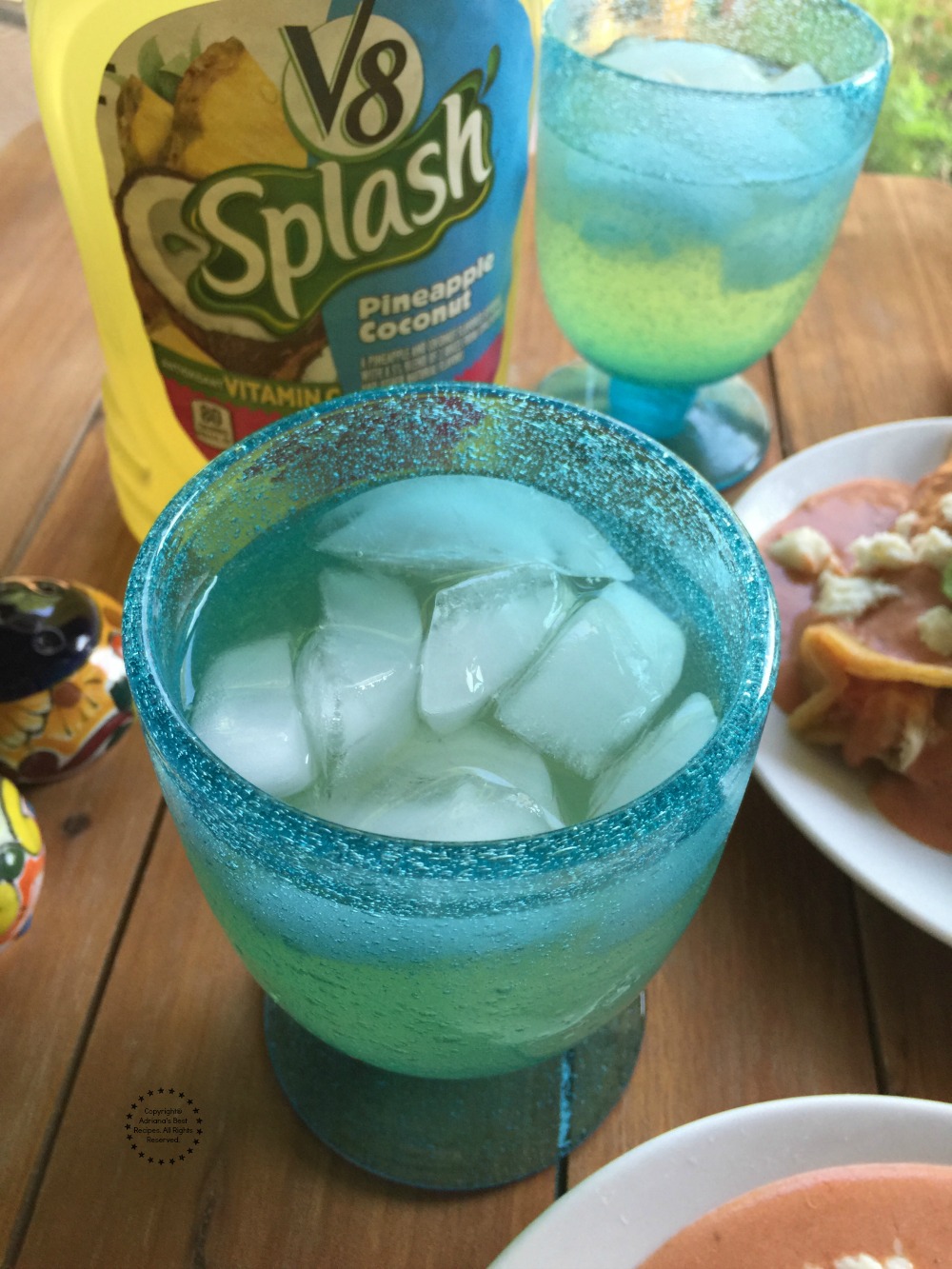 Acompañando la comida con V8 Splash bebida afrutada, deliciosa y refrescante 