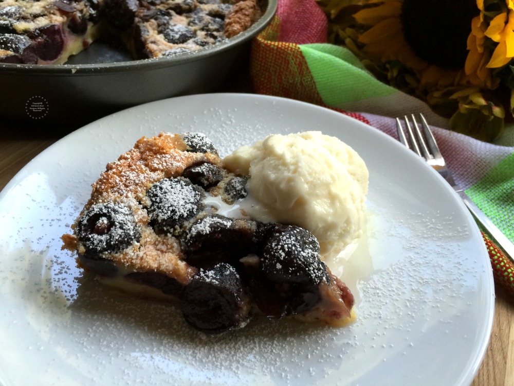 Sirviendo este rico clafoutis es con helado de vainilla