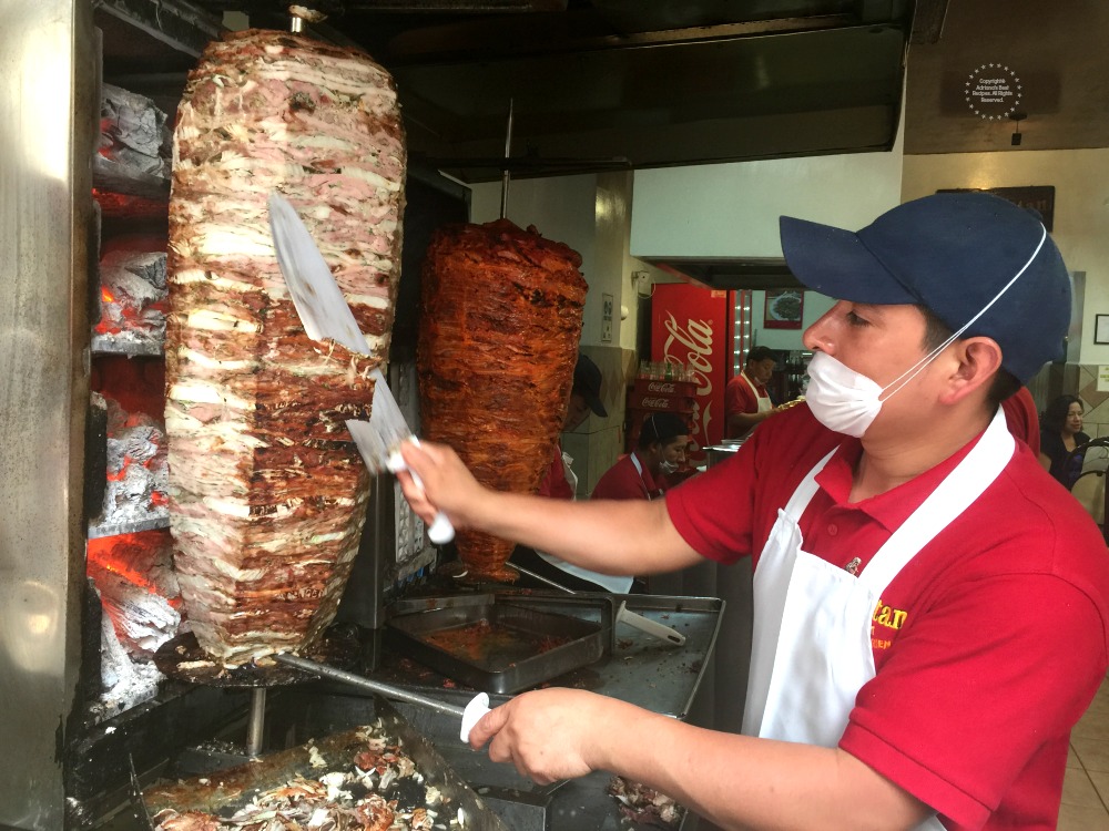 Taquero poblano demonstrando su arte