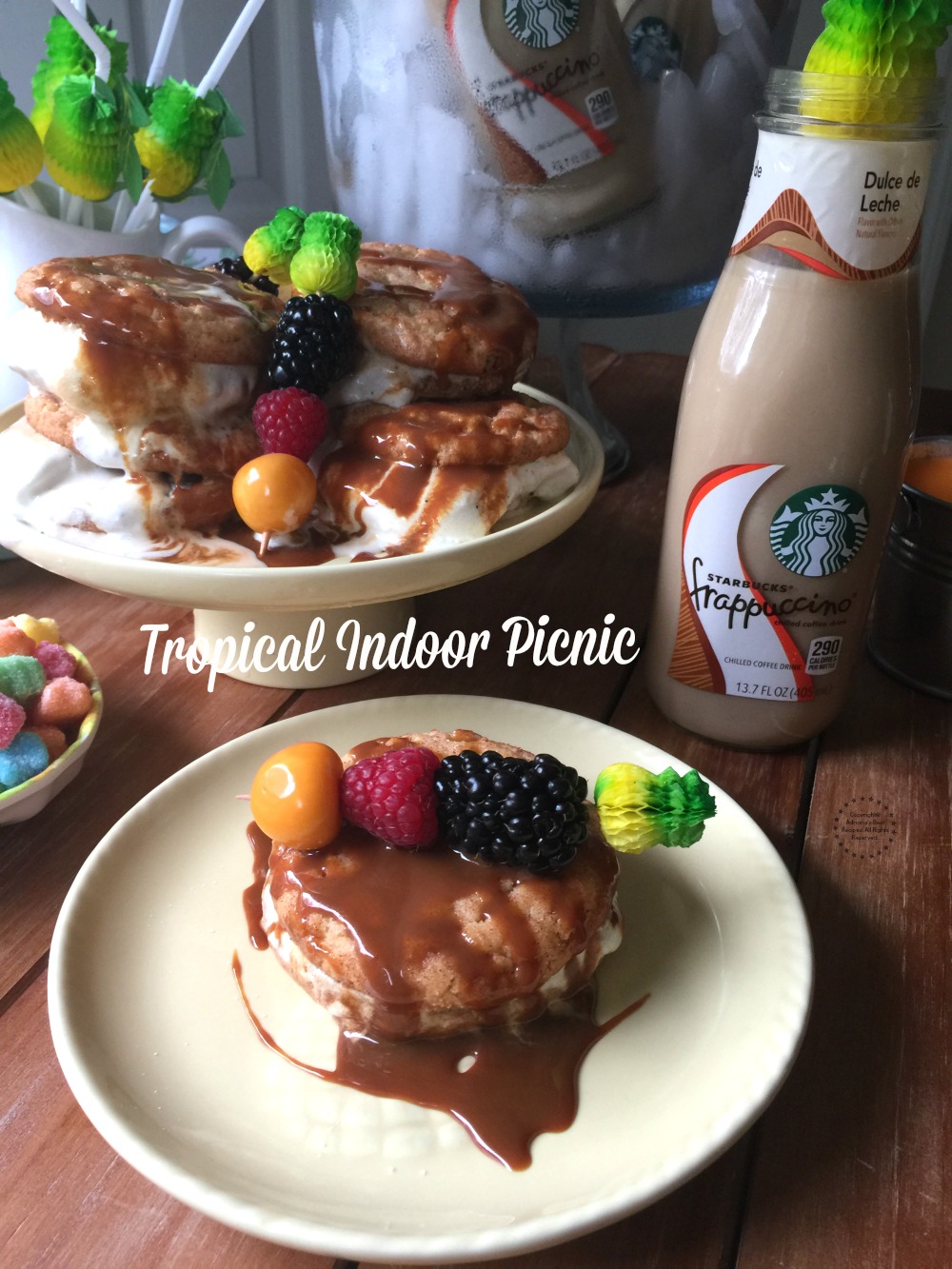 Organizando un picnic tropical en casa con las amigas para disfrutar de una buena charla, mientras bebemos Frappuccino® y comemos ricas golosinas. Organizando un picnic tropical en casa con las amigas para disfrutar de una buena charla, mientras bebemos Frappuccino® y comemos ricas golosinas.