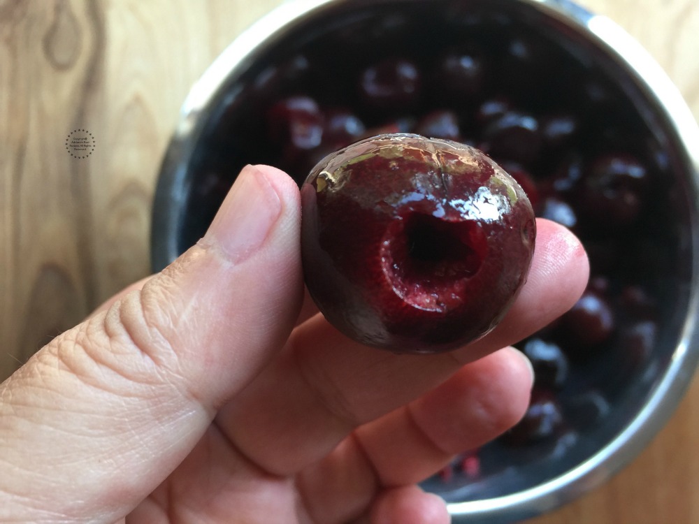 Usando cerezas sin hueso para esta receta