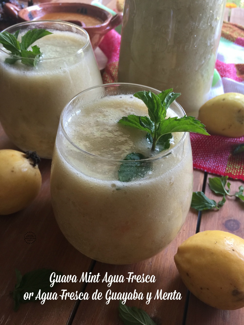 Una deliciosa y refrescante agua fresca de guayaba y menta, el perfecto complemento para la comida. En la cultura mexicana las aguas frescas son tradición