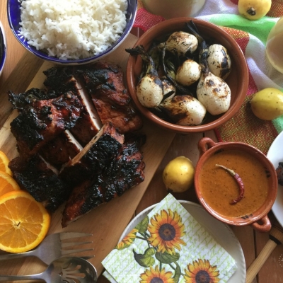 vista completa del menu para el verano con cebollitas, arroz, salsa picante, agua fresca, y costillas de cerdo