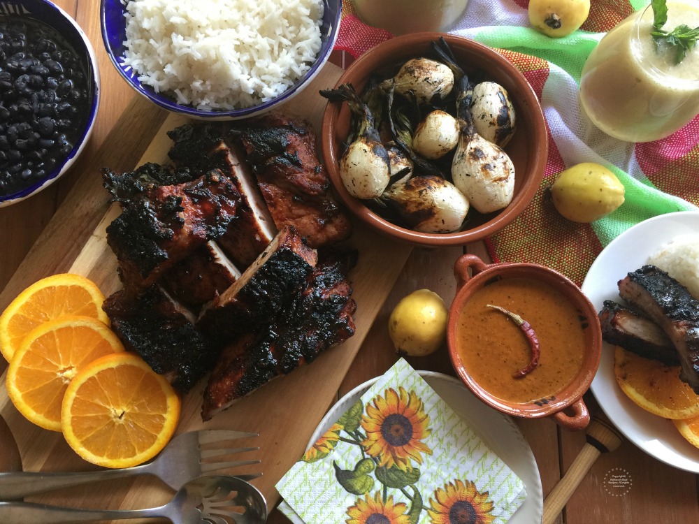 vista completa del menu para el verano con cebollitas, arroz, salsa picante, agua fresca, y costillas de cerdo