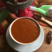La cocina mexicana tiene una gran variedad de salsas y una de ellas es la famosa salsa de chile chipotle. Utilizada principalmente para los tacos árabes