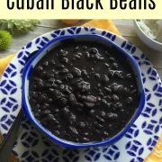 Frijoles negros cubanos hechos con aceite de oliva, sazón cubano, ajo y ajíes cachucha. Una receta muy sencilla pero deliciosa.