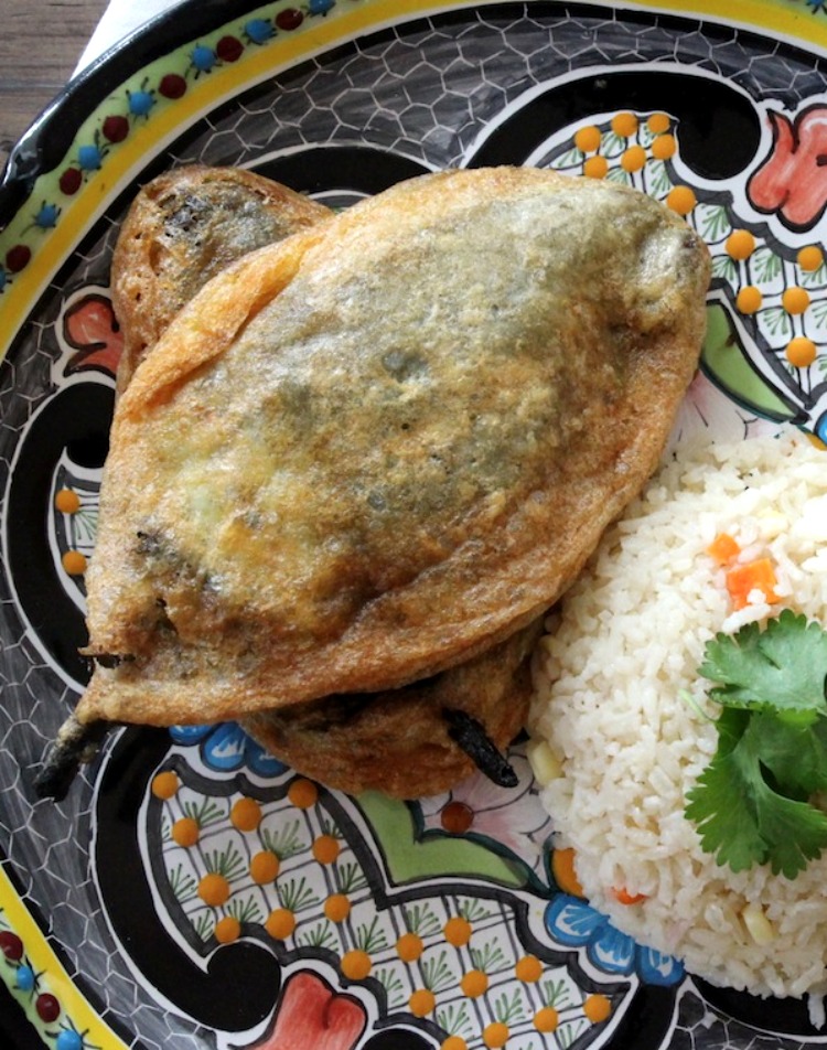 Chiles Rellenos vía Lola's Cocina 