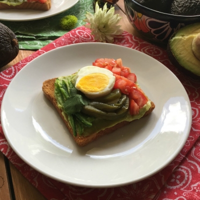 Rica Tostada Tricolor con Aguacate para celebrar el mes de la Herencia Hispana