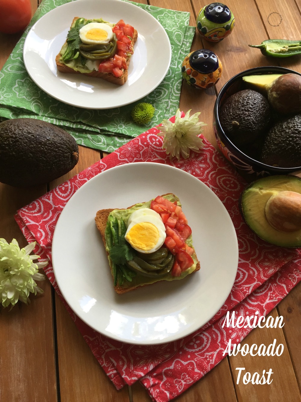 Esta tostada tricolor con aguacate es una buena idea para una fiesta en casa