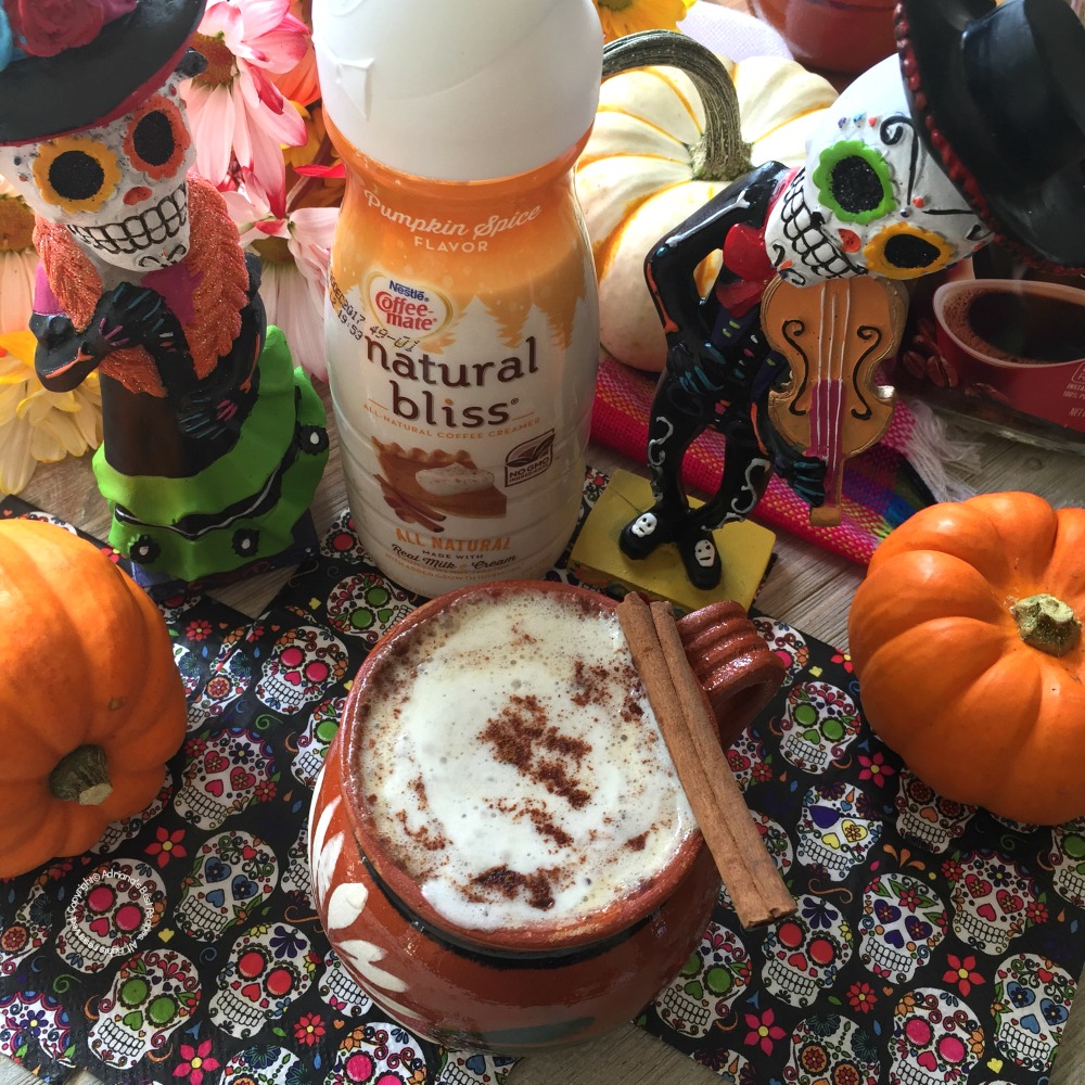 Este café de olla está hecho con COFFEE-MATE natural bliss Pumpkin Spice Flavor Creamer 