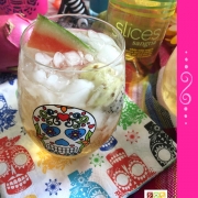 Sangria Mexicana hecha con sangria española Slices, acompañada de tuna, pitaya y sandia. Además de hielo y servida en un lindo vaso decorativo