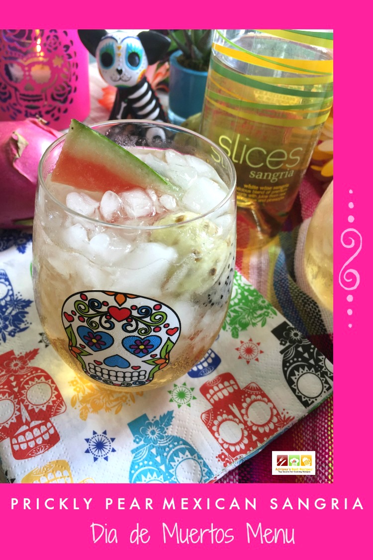 Sangria Mexicana hecha con sangria española Slices, acompañada de tuna, pitaya y sandia. Además de hielo y servida en un lindo vaso decorativo