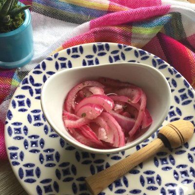 Cebollas en Escabeche Estilo Mexicano. Las rosadas obtienen su color de la cebolla morada