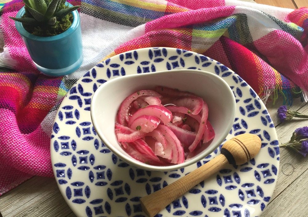 Cebollas en Escabeche Estilo Mexicano. Las rosadas obtienen su color de la cebolla morada