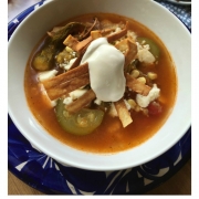 Sopa de flor de calabaza hecha con calabacines, flores de calabaza, granos de elote  y tomates frescos. Servida caliente acompañada con crema mexicana y tiras de tortilla frita.