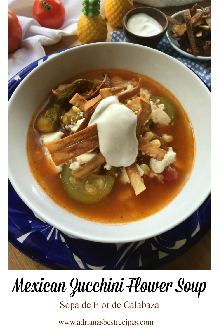 Sopa de flor de calabaza hecha con calabacines, flores de calabaza, granos de elote y tomates frescos. Servida caliente acompañada con crema mexicana y tiras de tortilla frita.