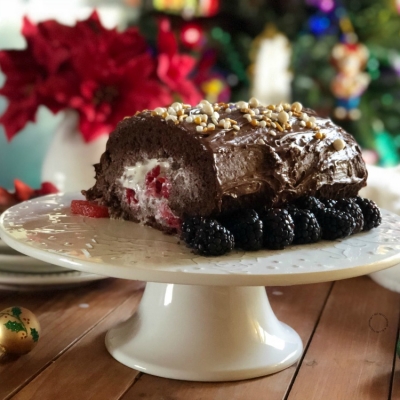 Rollo de Chocolate Suizo con Helado y Bayas