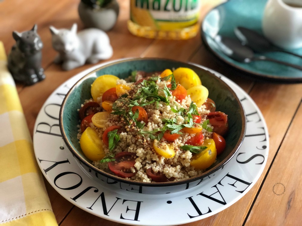 Ensalada tibia de tomate albahaca y quinua aliñada con vinagreta de semillas de mostaza