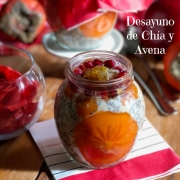 Desayuno de chia y avena está hecho con leche fresca, granada y caqui o pérsimo