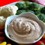 Humus de Frijoles Pintos acompañado de verduras crudas