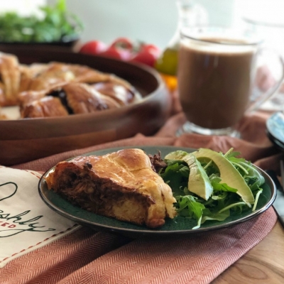 Acompañando la rosca de pollo con mole de higos con ensalada y chocolate caliente