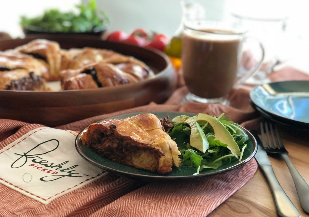 Acompañando la rosca de pollo con mole de higos con ensalada y chocolate caliente