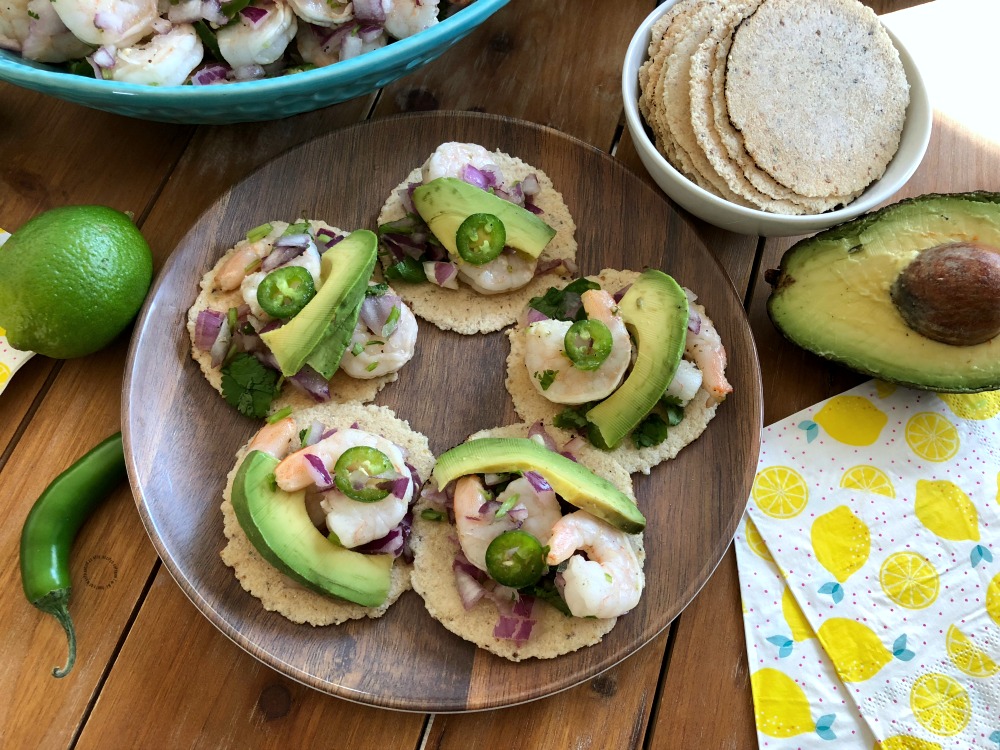 Las tostaditas de ceviche de camarón son una opción simple y perfecta para una fiesta