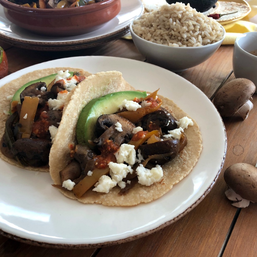 Los tacos de fajitas vegetarianas acompañados de aguacate, queso fresco y salsa roja