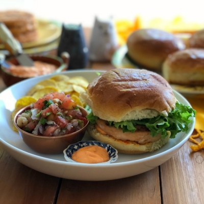 Hamburguesas de Salmon con Garbanzos y Mayonesa con Harissa