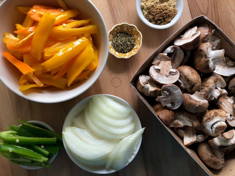 Ingredientes para las fajitas vegetarianas con hongos Floridanos