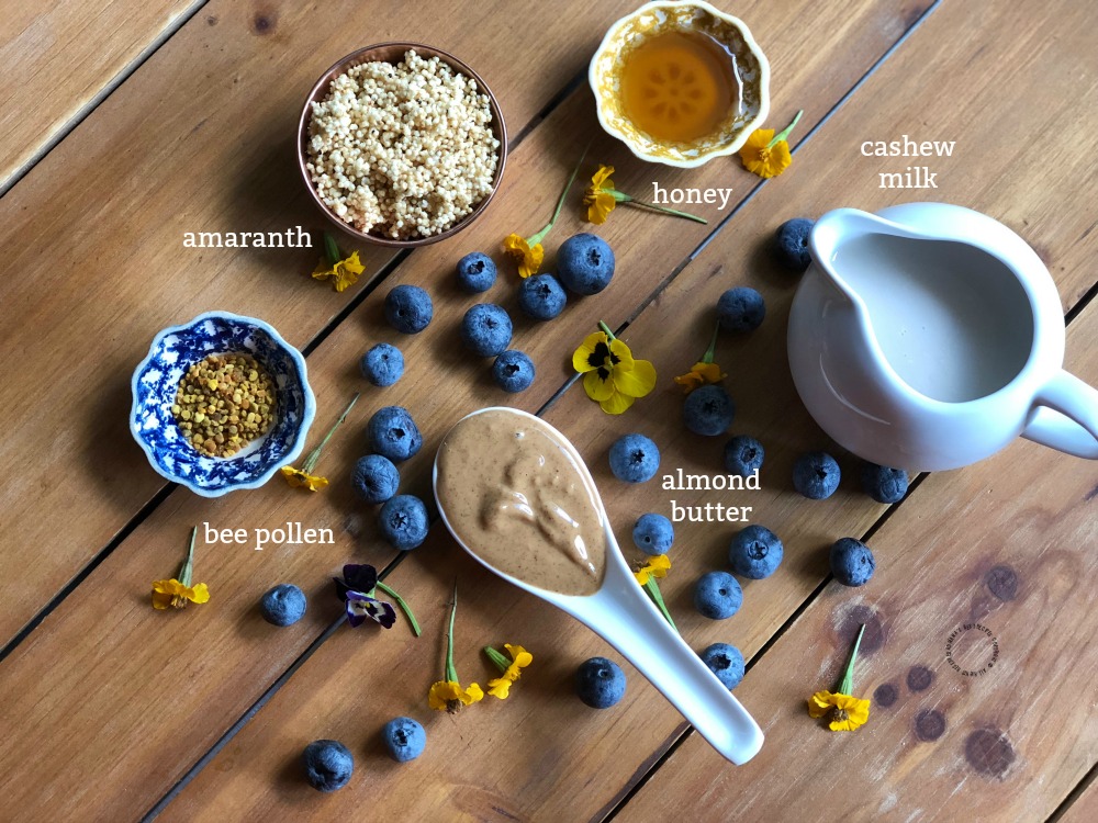 Ingredients for the blueberry power smoothie bowl