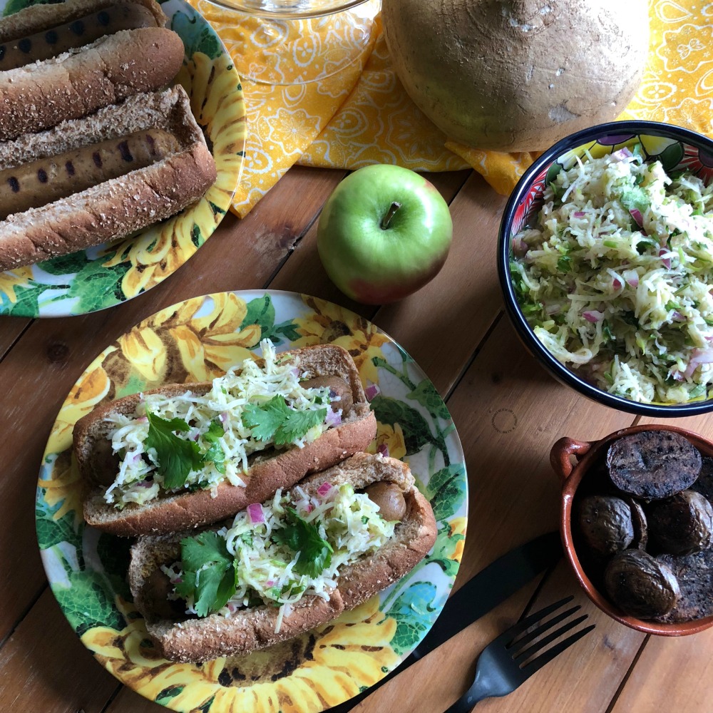 Acompañando los perros calientes vegetarianos con papas moradas asadas