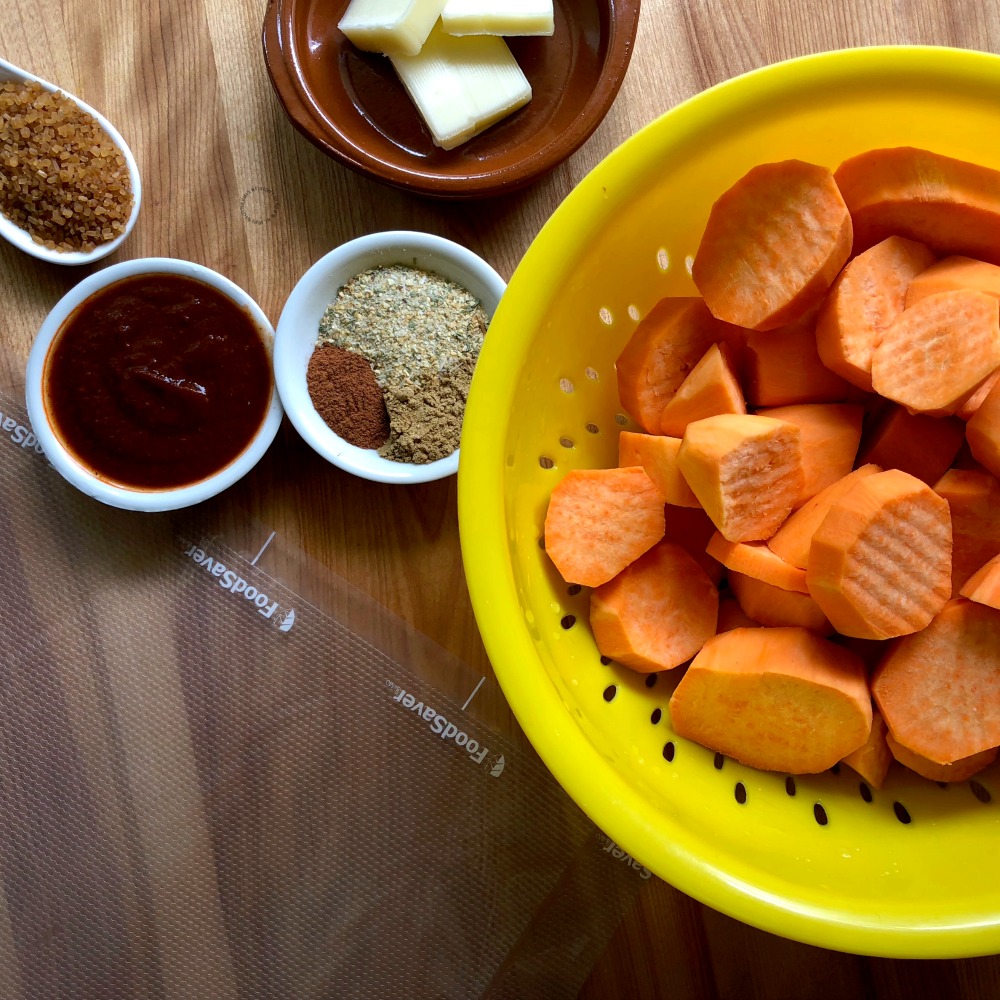 Lista para cocinar las batatas al chipotle en el sous-vide