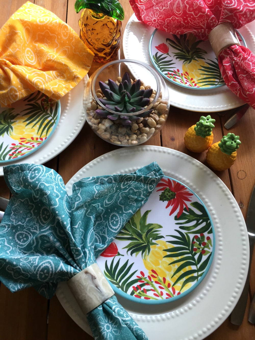 Table set up inspired in pineapple day Table set up inspired in pineapple day