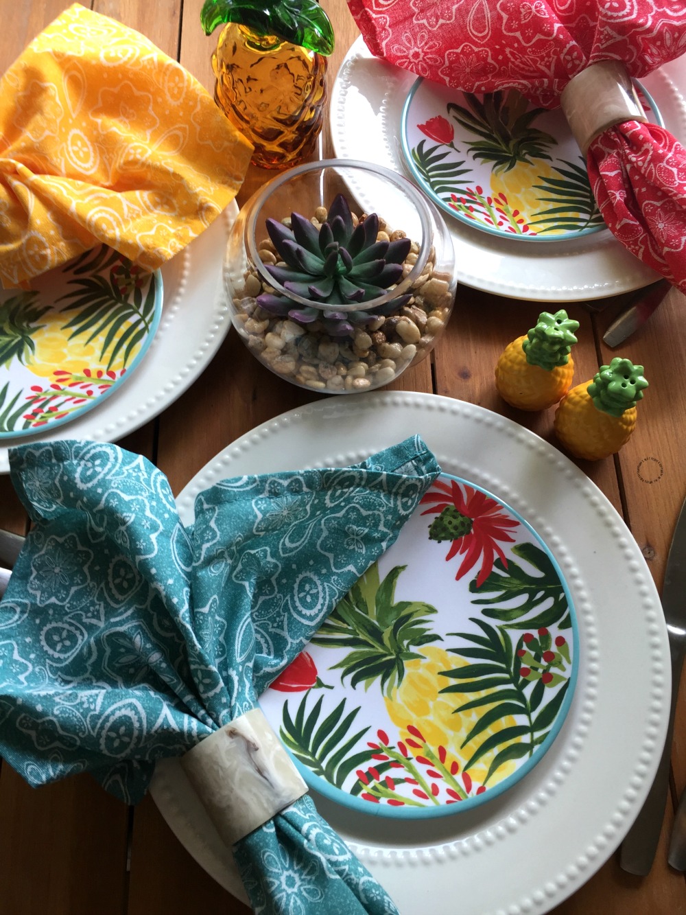 Table set up inspired in pineapple day