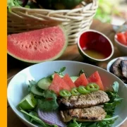 Extremadamente sabrosa ensalada de chuletas de cerdo a la parrilla con sandía para el menú del verano