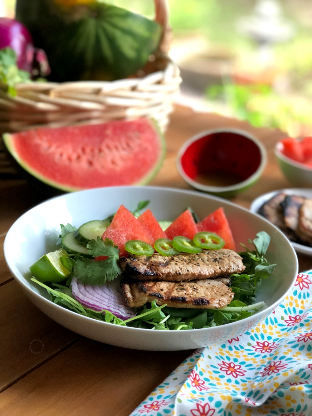 The watermelon salad with grilled pork chops is a complete meal ready in a few minutes