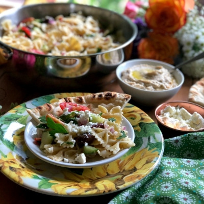 Ensalada de pasta farfalle a la greca para una cena familiar