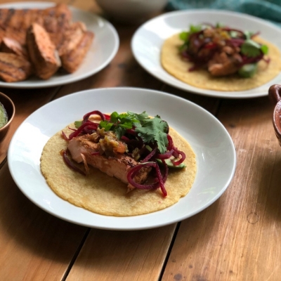 Tacos de salmon coho de Alaska cocinados en la parrilla