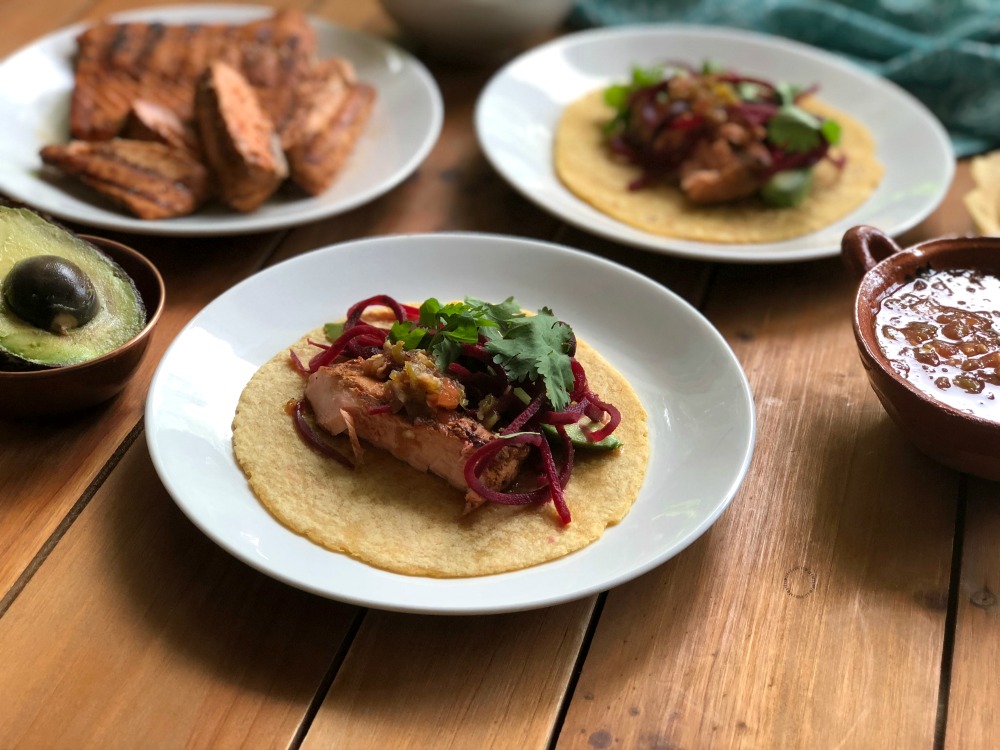 Tacos de salmon coho de Alaska cocinados en la parrilla