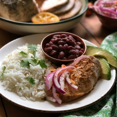 Deliciosa cena con lomo de cerdo asado con tequila y limón