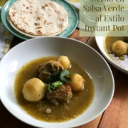 Este guisado de cerdo en salsa verde al estilo Instant Pot es una receta hogareña y llena de sabor