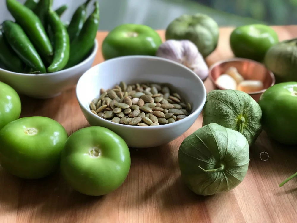 Ingredientes para la salsa verde de pepitas Ingredientes para la salsa verde de pepitas