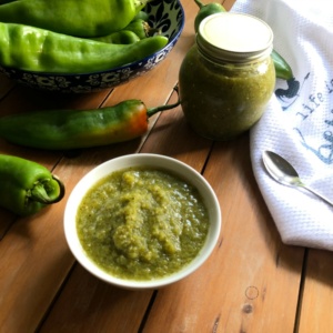 Deliciosa Salsa de Chile Verde Hatch Asado con notas de sabor ahumado y picante