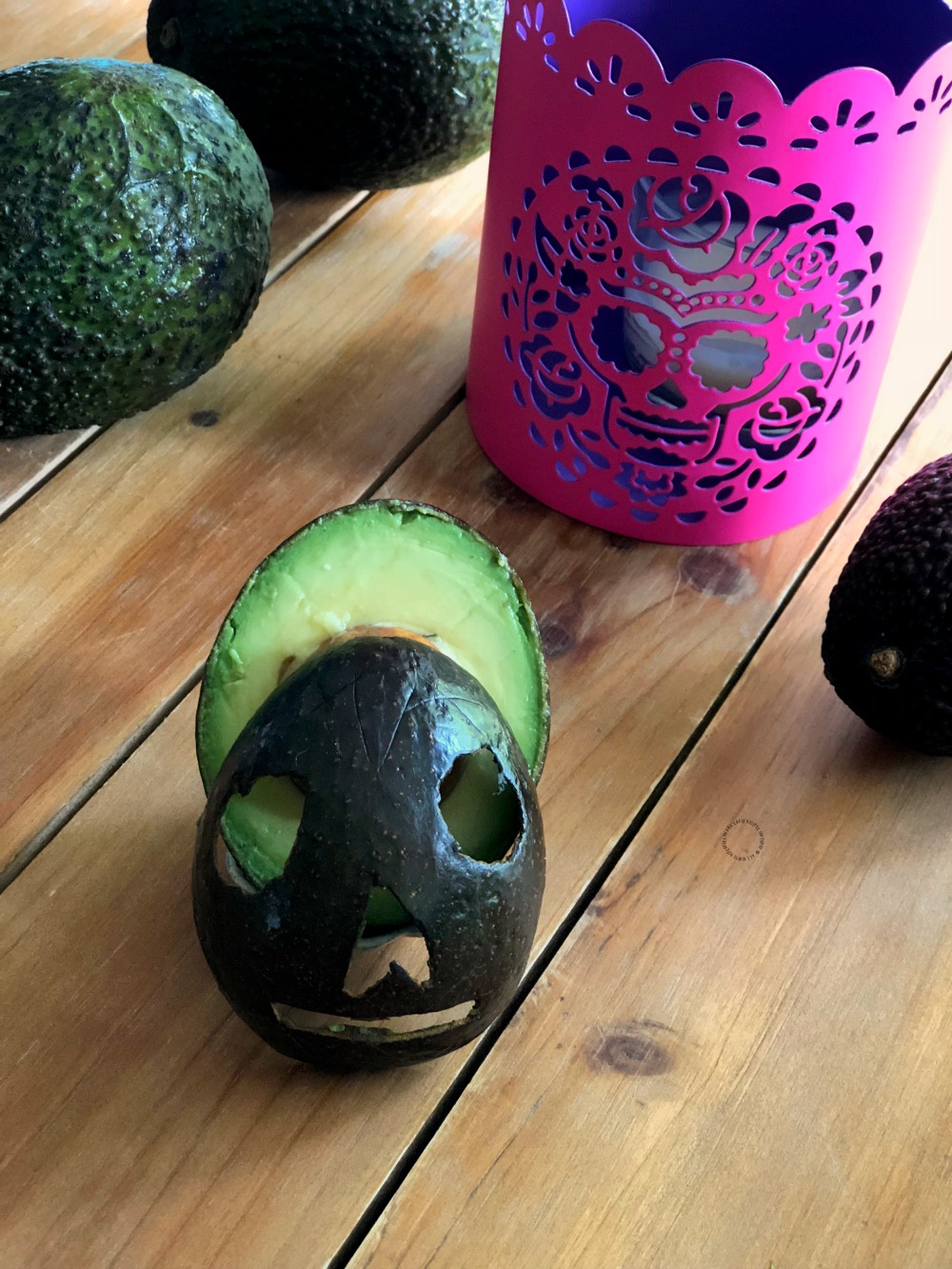 Escoge un aguacate firme para hacer la calaverita